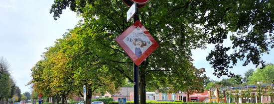 Foto van getekend verkeersbord bij de school