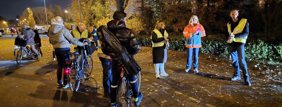 Foto van fietsers die staande gehouden worden tijdens de actie